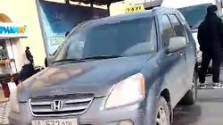 Остановка на проспекте Чуй заставлена таксистами, которые мешают общественному транспорту. Видео