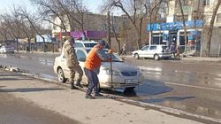 Припаркованная машина мешает сотрудникам «Тазалыка» убирать снег. Фото горожанина