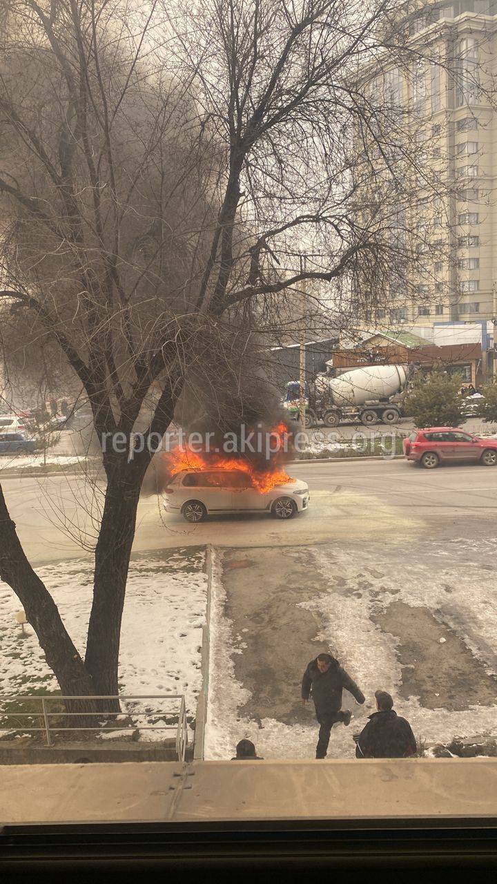 На Жукеева-Пудовкина сгорела BMW Х7. Видео