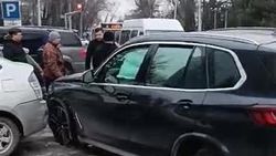 На Московской столкнулись BMW Х5 и «Хонда». Видео с места аварии