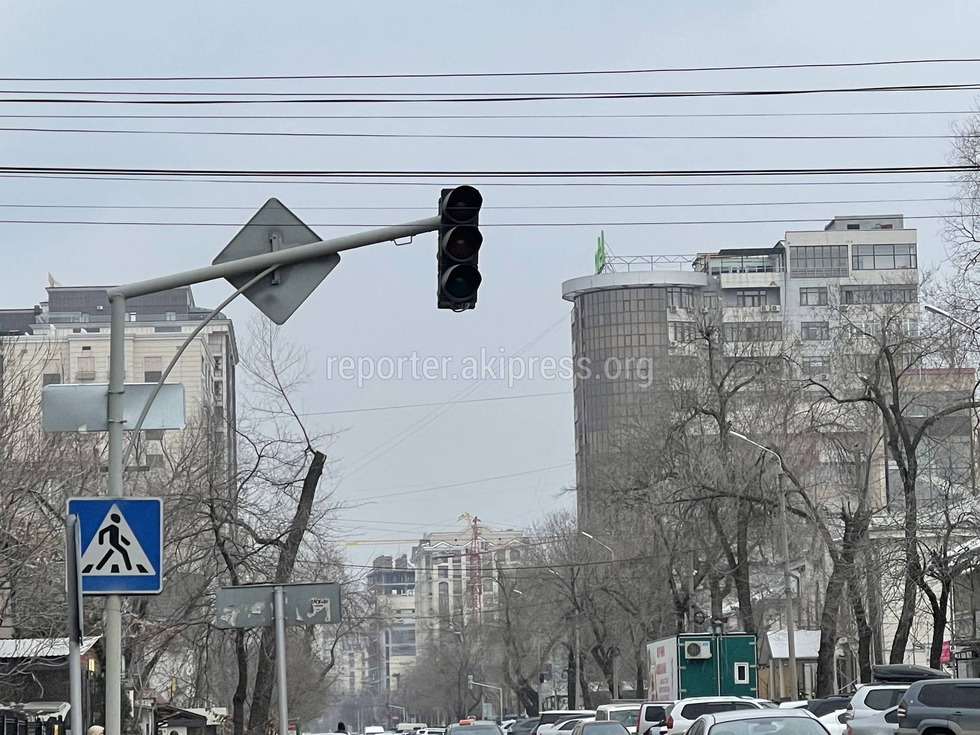 Школьник с бутылкой в руках регулирует движение на Токтогула-Турусбекова.  Видео