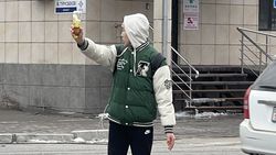 Школьник с бутылкой в руках регулирует движение на Токтогула-Турусбекова. Видео