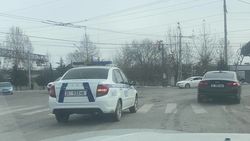 В УПСМ города Ош рассказали, почему не могут оштрафовать водителя патрульной машины за поворот со второго ряда. Видео