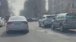 Дорога по ул.Гоголя стала однополосной из-за припаркованных машин. Видео