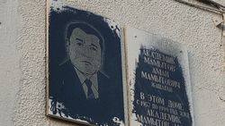 Мемориальные таблички на фасаде здания на проспекте Чуй остались в испачканном виде после ремонта. Фото горожанина