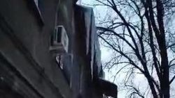 На улице Боконбаева уберут сосульки, свисающие с крыш домов