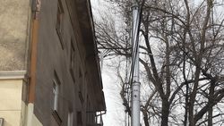 Огромные сосульки на крыше дома по Киевской. Фото