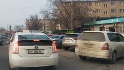 На ул.Төрөкула Айтматова паркуются «елочкой», сужая дорогу. Фото горожанина