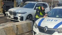 Водитель BMW X7 оштрафован на 5500 сомов за езду по тротуару, - УПСМ