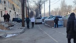 «Тойота Гайя» едет по тротуару на Айтматова. Фото горожанина