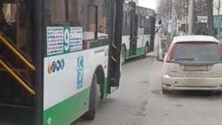 Водителя автобуса №9 лишили премии за высадку пассажиров на проезжей части, - мэрия