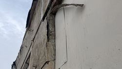 Штукатурка здания за Фучика падает на тротуар. Фото горожанина