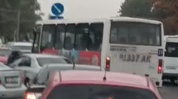 Один и тот же автобус №21 часто поворачивает со второй полосы на Жибек Жолу. Видео