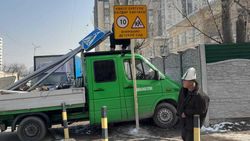 «Бишкекасфальтсервис» переустановил дорожный знак в Джале после жалобы горожанина. Фото