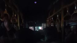 Водитель автобуса встал, выключив свет в салоне, пока все пассажиры не заплатят на проезд. Видео