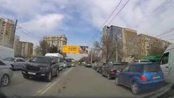 На ул.Юнусалиева с обеих сторон паркуются вторым рядом. Видео