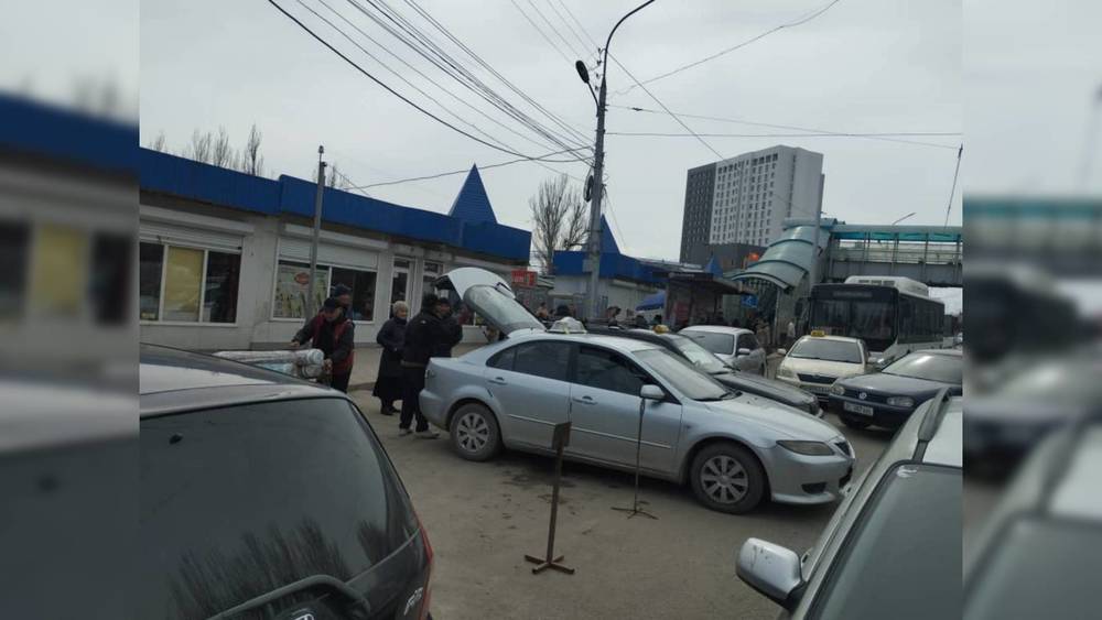 Общественную остановку у рынка «Мадина» таксисты превратили в парковку, - горожанин