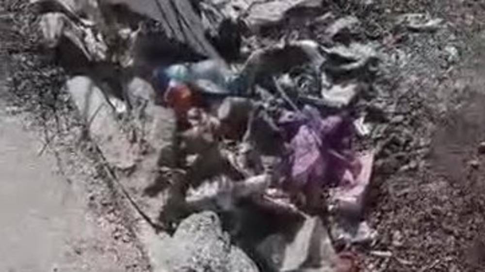 Житель Октябрьского района жалуется на мусор в арыке. Видео
