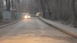 Асфальт на новой дороге возле Карагачевой рощи «смыло» дождями и снегом. Видео горожанина
