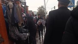 Будут ли штрафовать стихийных торговцев на тротуаре возле Ошского рынка. Фото горожанина