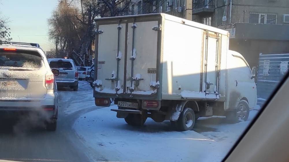 Грузовик с российскими номерами создает затор на ул.Жукеева-Пудовкина, - горожанин