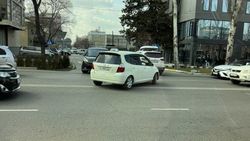 Таксист на «Фите» со штрафами 7000 сомов повернул через двойную сплошную. Фото