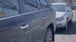 «Крузак 200» и «Субару Аутбэк» припаркованы на тротуаре возле Восточного автовокзала. Видео