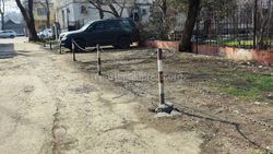 Мэрия Бишкека рассмотрит законность огороженной парковки на Московской