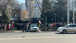 Огромная очередь у посольства России в Бишкеке