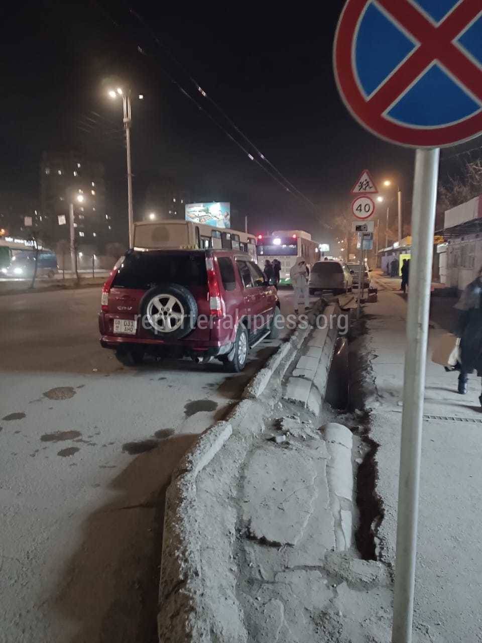 Хонда CR-V» припаркована в неположенном месте. Фото