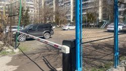 На детской площадке в Востоке-5 поставили шлагбаум и организовали парковку. Фото