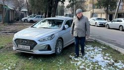 Мужчина, которого оштрафовали на 5500 сомов, снова припарковался в зеленой зоне на ул.Тыныстанова. Фото