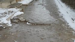 Горожанин жалуется на состояние тротуара на Ахунбаева. Видео