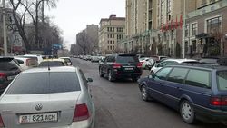 Дорога по ул.Гоголя сузилась до одной полосы из-за припаркованных машин. Видео