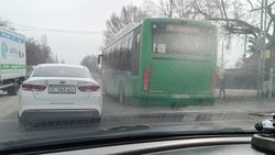 В Новопокровке автобус на красный заехал за стоп-линию по обочине. Видео