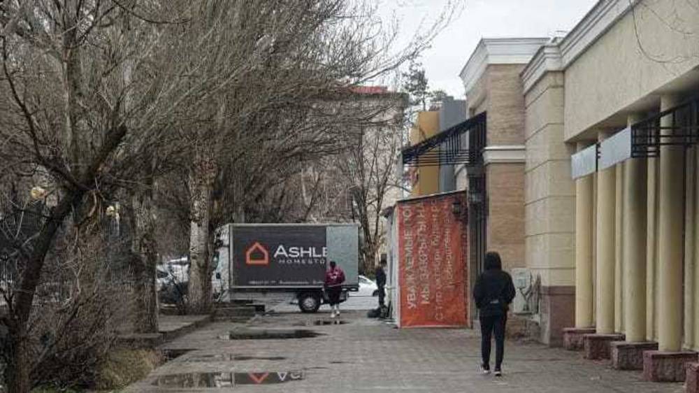 Законно ли это строение на тротуаре? - горожанин