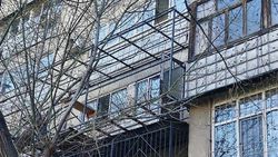 К дому на ул.Уметалиева с нуля пристраивают балкон. Фото горожанина