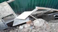 Забор дома по ул.Буденного провалился в котлован строящего дома. Фото жителя