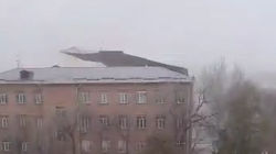 Сильный ветер сорвал крышу школы №62. Видео