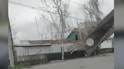 Видео — В Токмоке ветер сорвал крышу жилого дома