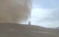 Захватывающие кадры движения пыльной бури из Кеминского района в Боомское ущелье