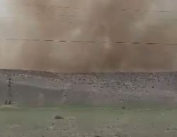 Захватывающие кадры движения пыльной бури из Кеминского района в Боомское ущелье