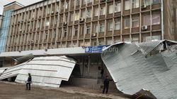 Ветер сорвал крышу здания УПСМ Бишкека. Видео
