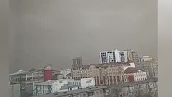 Как Бишкек накрывало пыльной бурей. Видео, снятое в центре столицы