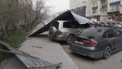 На ул.Турусбекова крыша дома упала на припаркованные авто. Видео