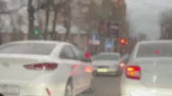 На ул.Уметалиева «Мерседес» припаркован против шерсти. Видео