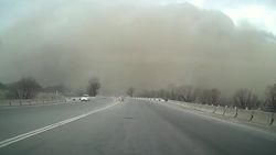 Водителя снял на видео, как он въезжает в пыльную бурю. Видео