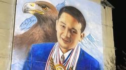В Жалал-Абаде на стене дома нарисовали портрет борца Раатбека Санатбаева. Видео