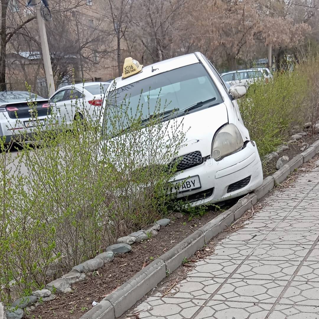 Таксист уснул за рулем и слетел с дороги на ул.Абая. Фото с места аварии