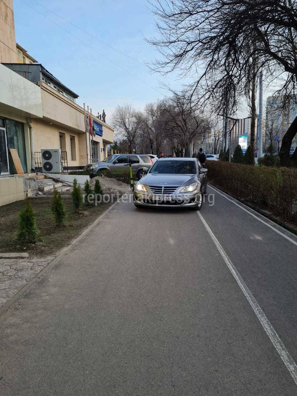 Водители продолжают ездить по тротуару по проспекту Айтматова. Фото